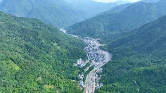 绿树群山围绕小镇绵阳千佛山漂流生态环境