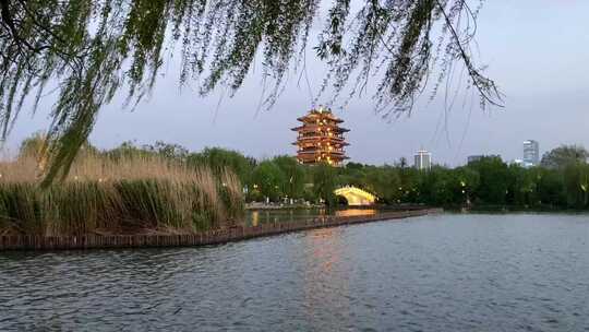 济南大明湖景区，湖畔南风戏楼视频素材模板下载