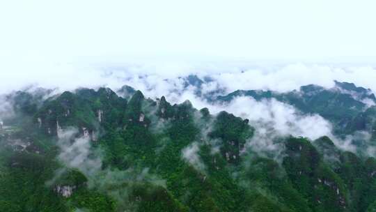 航拍大自然山林间的巍峨山峰俯瞰4k素材