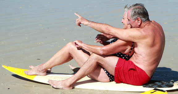 坐在沙滩上的老年夫妇
