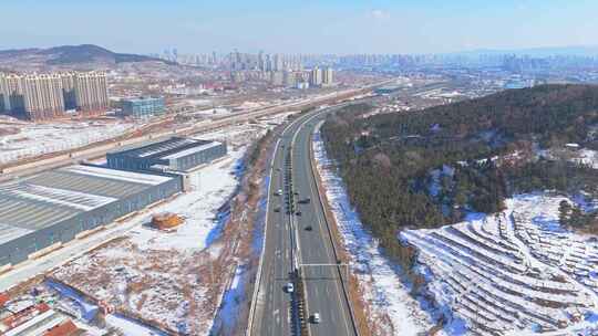 航拍冬季雪后城市立交桥城市风景视频素材