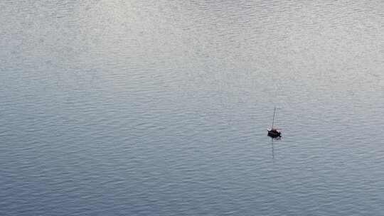 安静湖面上的孤舟视频素材模板下载