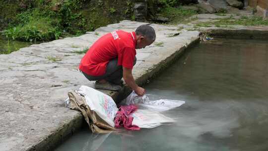 农村男人洗袋子生活细节视频素材模板下载