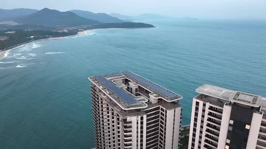 航拍海边建筑屋顶的太阳能光伏发电面板