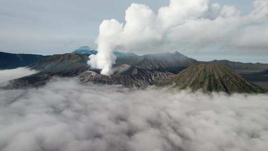 航拍火山口喷发