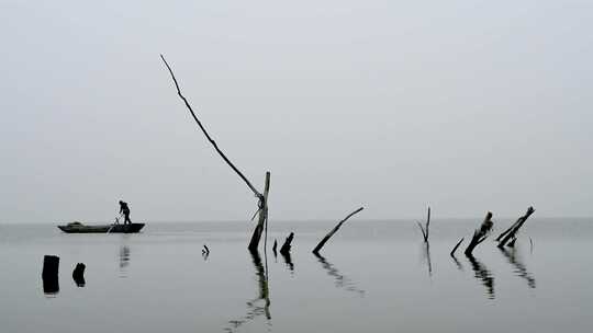 晚秋早晨江面雾气与渔船捕鱼人水墨画