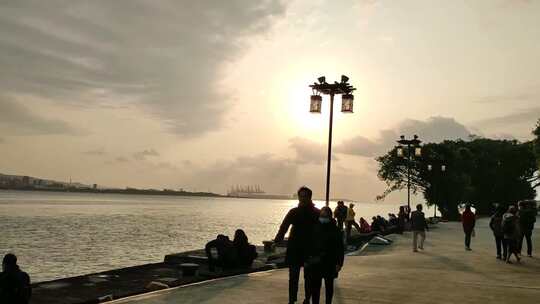 海湾边美丽日落的景色