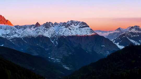 山脉高山雪山山峰日照金山02