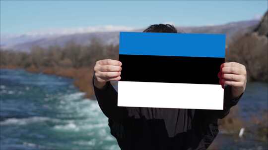 手持爱沙尼亚国旗横幅的人