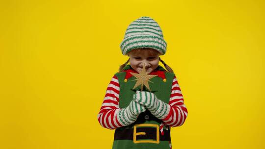 小女孩穿圣诞精灵服装手持星星玩具许愿视频素材模板下载