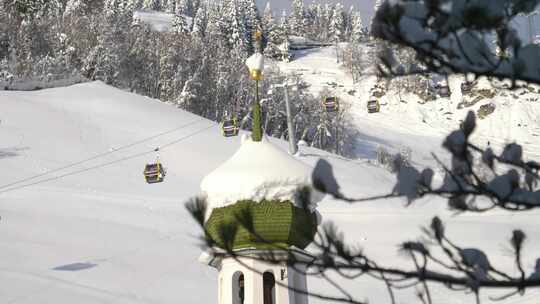 滑雪胜地的滑雪缆车上上下下