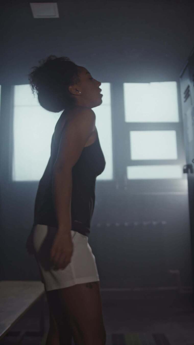 一个女人走向储物柜，然后砰的一声关上储物