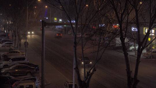 透过窗外看着雪天街道公路车流行车交通