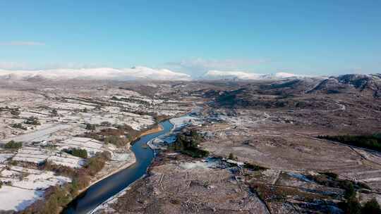 爱尔兰多尼戈尔杜查里和莱特马克沃德之间白雪覆盖的格韦巴拉河鸟瞰图视频素材模板下载
