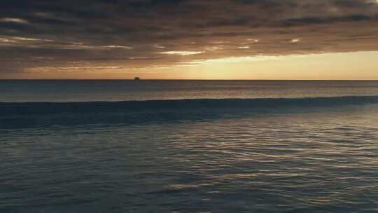 日落海面海水海浪翻滚