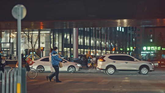 中国辽宁沈阳城市夜景马路交通行程的车辆