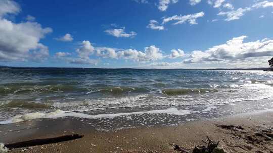 海浪撞击海滩海岸