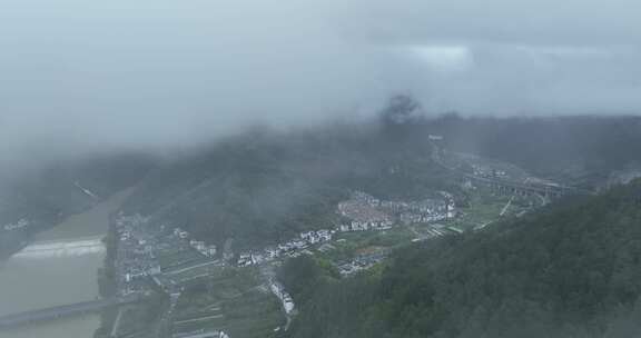 开化县雨后云雾缭绕的群山