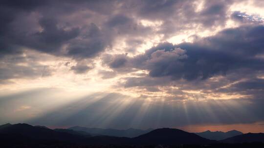 耶稣光延时天空阳光穿透云朵太阳光丁达尔光视频素材模板下载