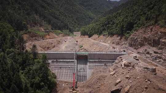 山间水库建设施工场景 大坝制造维修