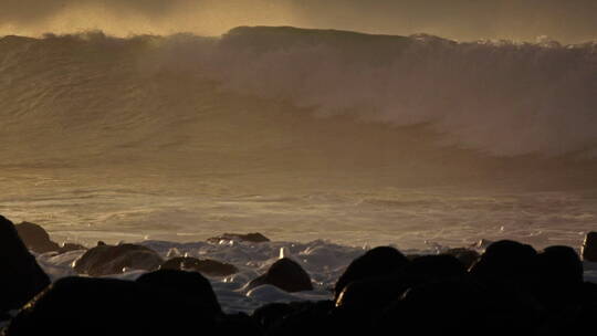 海浪拍打着夏威夷的岩石