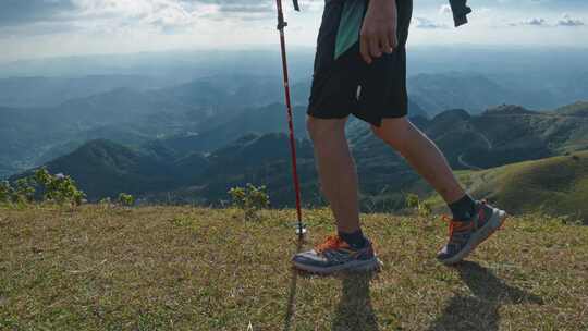 徒步登山登顶脚步特写