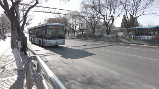北京公交车行驶实拍