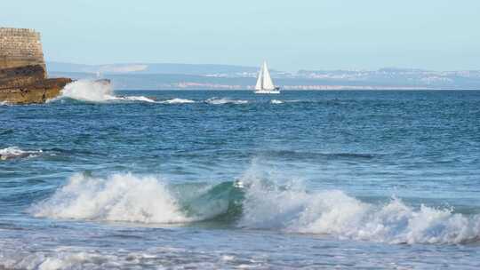 美丽的白色船从卡卡韦洛斯海滩和圣胡里奥达巴拉堡垒左侧在葡萄牙