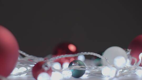 圣诞装饰彩灯和彩球的特写镜头视频素材模板下载