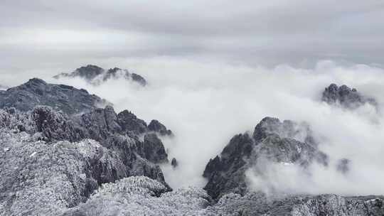 云雾缭绕的雪山及山间小屋景观