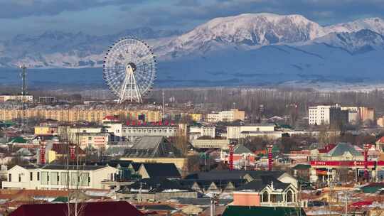 城市远景与雪山摩天轮景观