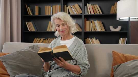 高级微笑女人读书退休女书虫藏书爱好者享受