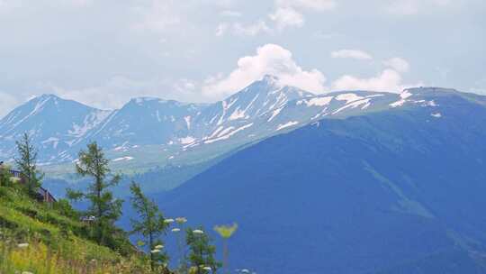 新疆北疆阿勒泰喀纳斯夏天雪山山脉自然风景