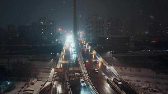 大雪夜景中车来车往的大桥交通景象