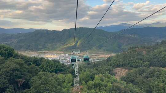 山间缆车俯瞰山林城镇风光全景