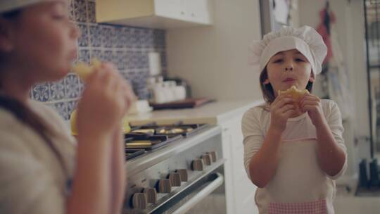 小女孩在厨房吃糕点 视频素材模板下载