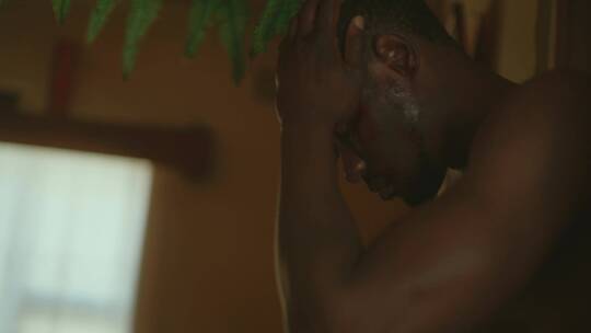 赤裸上身的非洲男士视频素材模板下载