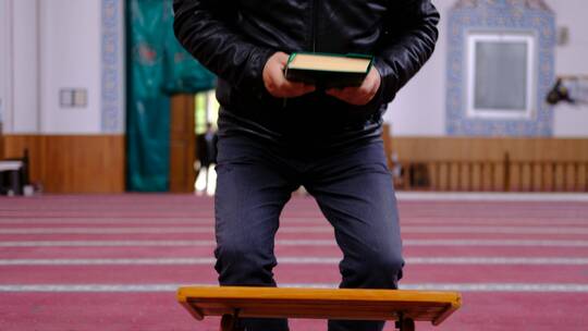 一个男人在清真寺读古兰经