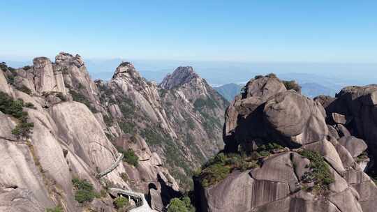 壮观的岩石山峰与辽阔的山脉景观