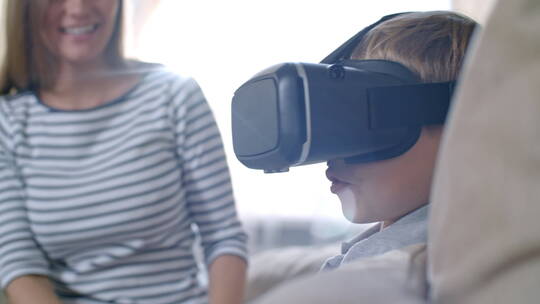 母亲带儿子体验虚拟现实游戏