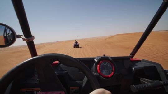 开车驾驶在沙漠中视频素材模板下载