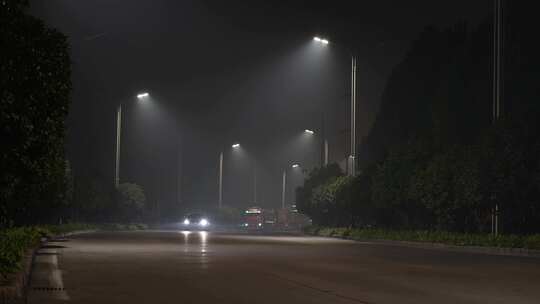 大雾夜晚道路汽车行驶