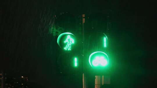 雨天夜晚交通信号灯