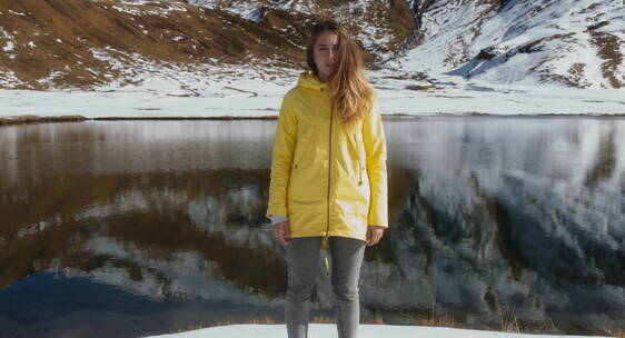 站在雪山湖边的女人
