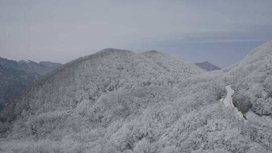 冬日雪景公路航拍