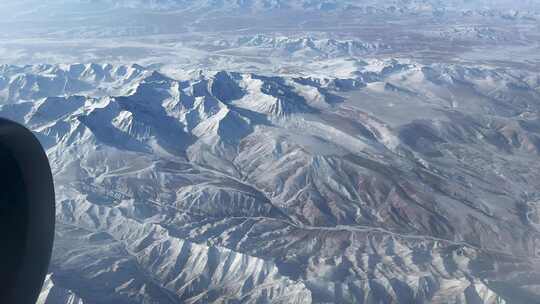 飞机上拍摄天山山脉