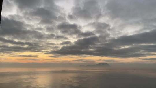 青岛黄岛区红树林度假区，冬季海上朝霞视频素材模板下载