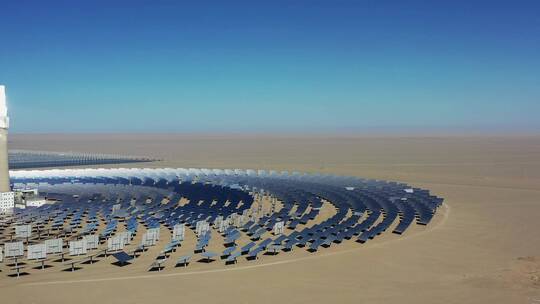 太阳能发电厂在蓝天沙漠背景