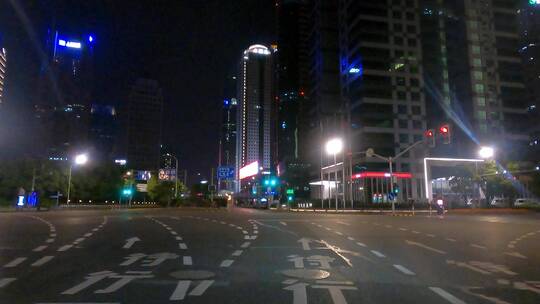 上海封城中空旷街边夜景道路