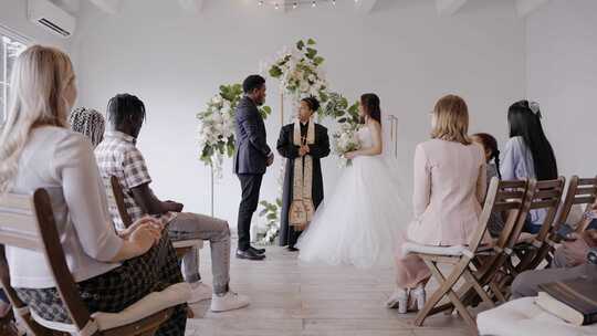 一位女牧师主持婚礼